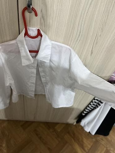 Толстовки, худи: Белая укороченная рубашка с длинным рукавом почти новая. В 6 мкр можно — 1