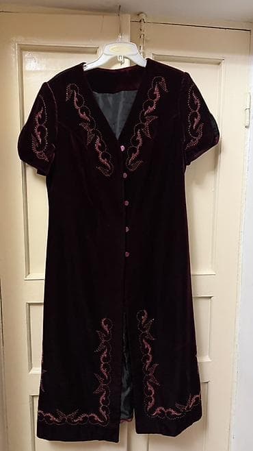 Бархатное платье бордового цвета с коротким рукавом. - Прямой силуэт