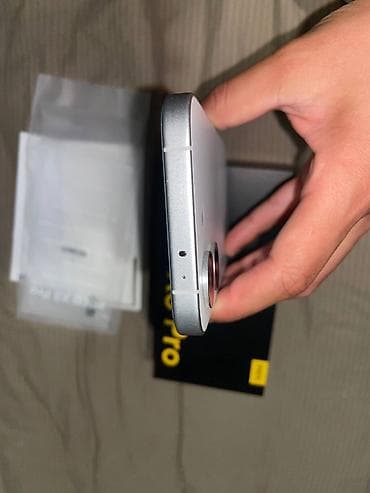 redmi note 14 pro: Смартфон POCO X8 Pro в белом цвете. Устройство выполнено в современном — 2
