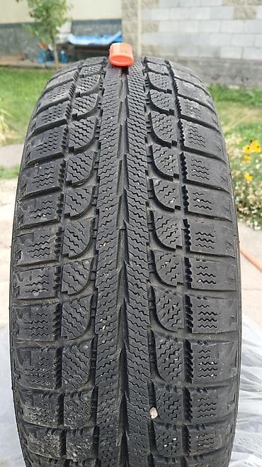 продает коврик: Шины 185 / 60 / R 15, Зима, Б/у, Комплект, Maxtrek — 1