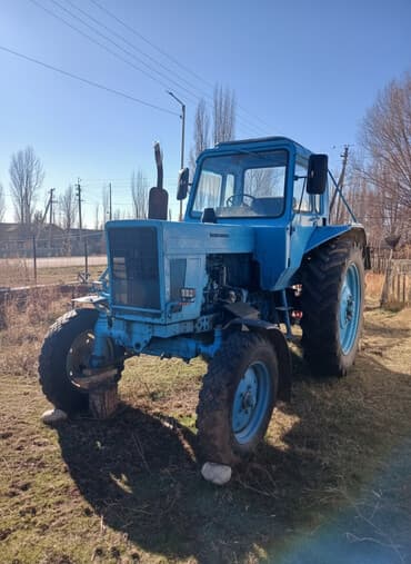 Трактор колесный с кабиной, синий цвет. Класс тяги ориентировочно