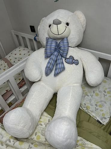 toy: Большой плюшевый мишка белого цвета. - Размер: примерно ростом с — 2