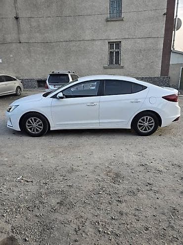 sprinter cdi: Белый 4-дверный седан класса C с динамичным профилем и покатой линией — 1