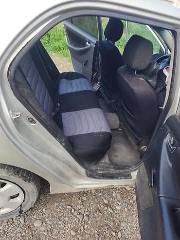 салон машины: Toyota Corolla: 2005 г., 1.6 л, Механика, Бензин, Седан — 5