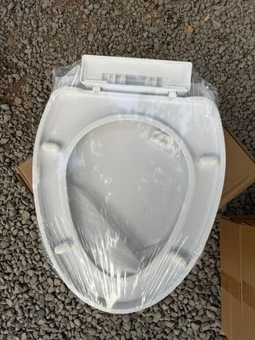 крышка для туалета: Белое сиденье для унитаза с крышкой. Имеет стандартную овальную форму — 3