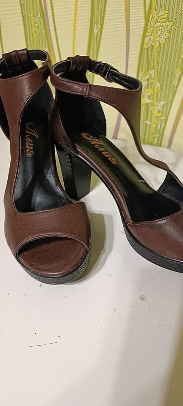 Жеке буюмдар: Продаю босоножки, 39 размер, совершенно новые, каблук 9 см, одевала — 2