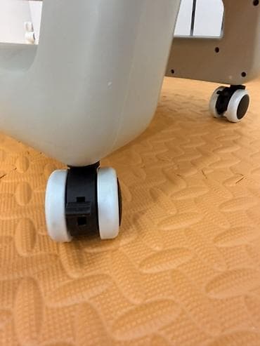 пластиковый домик: Детское кресло-стульчик для кормления/занятий на колесиках - Съемный — 3