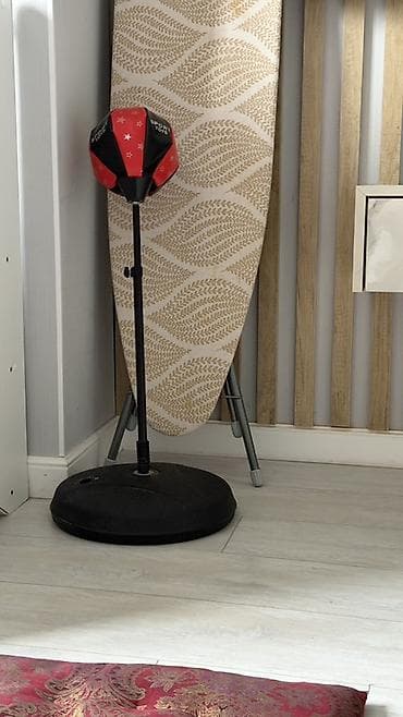 Напольная груша на стойке для бокса/реакции есть перчатки -