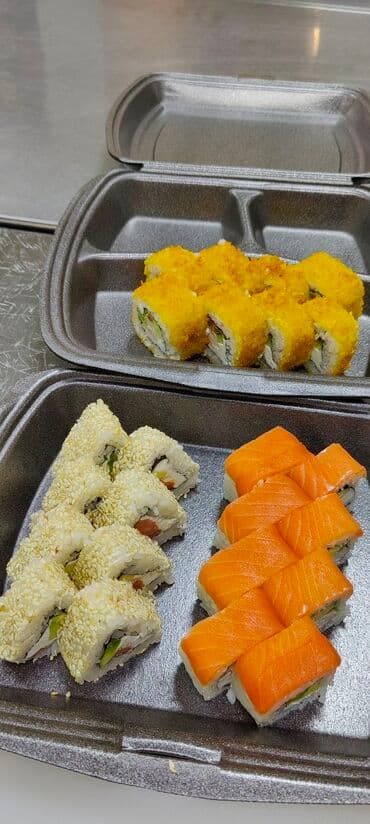 готовый маринад: Сет роллов в термоконтейнере. Состав на фото: - Роллы в панировке — 1