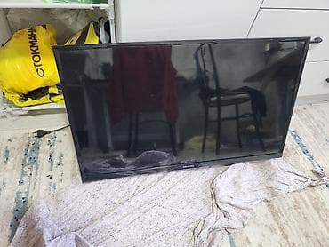 Телевизор Hisense, диагональ ~43–50" (ориентировочно). Плоская