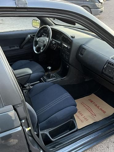 кузов автомобиля: Volkswagen Passat: 1990 г., 1.8 л, Механика, Бензин, Седан — 6