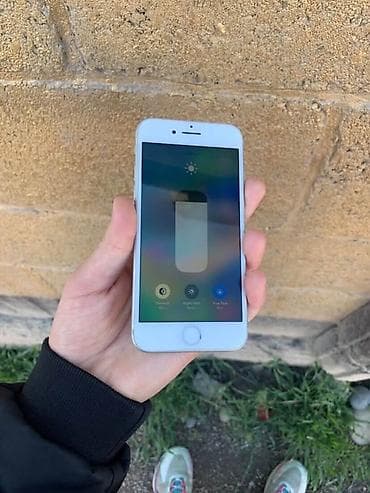 IPhone 8, Б/у, 64 ГБ, Серебристый, Чехол, 100 %