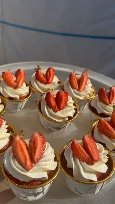 форма для кекса: Изящные кексы с нежным кремом и свежей клубникой. Каждый кекс украшен — 1