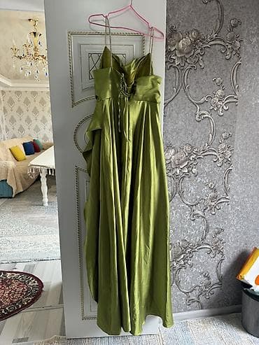 Женская одежда: Вечернее платье макси из атласной ткани насыщенного оливкового цвета — 3
