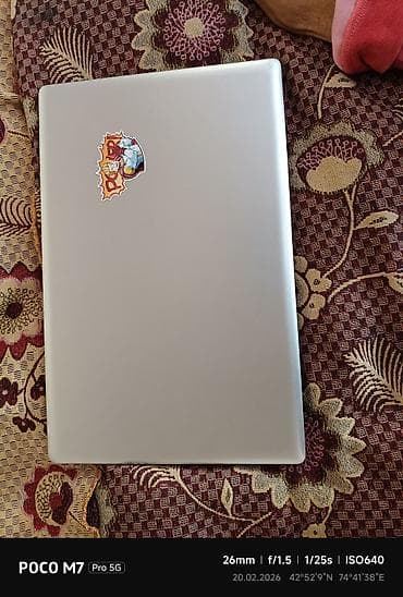 samsung s20 note: Ноутбук серебристого цвета с наклейкой на крышке. Особенности: - — 1