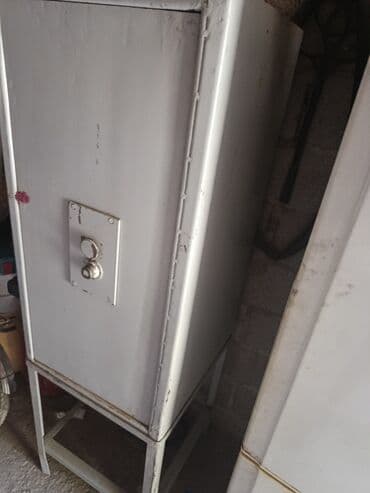 Металлический сейф на подставке - Материал: сталь, сварная