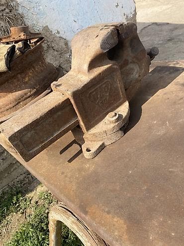 Рекламное оборудование: Тиски слесарные поворотные, массивные, чугунные. Особенности: - — 2