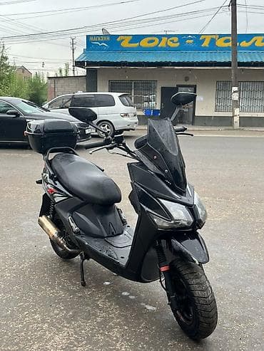 maxi скутер: Представляем черный скутер, оснащенный ветровым стеклом и удобным — 1