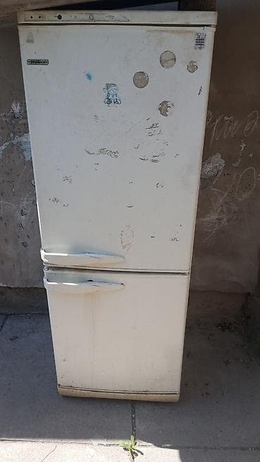 Холодильник с нижней морозильной камерой. Особенности: - Две