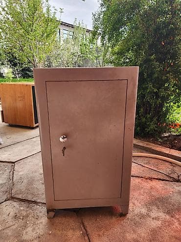 сейф офисная мебель: Металлический шкаф-сейф с замком и ключом - Материал: сталь — 1