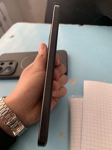 телефон игравой: Смартфон с каплевидным вырезом под фронтальную камеру и большим — 7