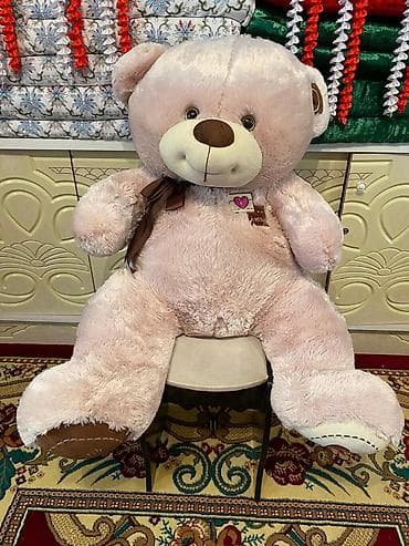 Большой плюшевый мишка - Размер: примерно 120–140 см (сидит на стуле