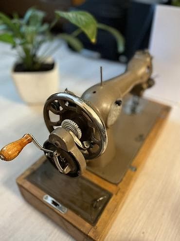 водный аппарат: Ручная швейная машина на деревянном основании. - Тип: механическая, с — 2