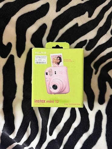 Instax Mini 12, в розовом цвете, пользовались один раз, в коробке, все