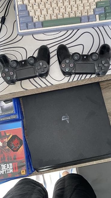 Игровая консоль Sony PlayStation 4 в черном цвете, комплектуется двумя