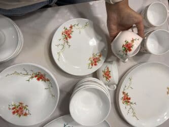 Продается посуда Люминарк 36 предметов (2 пары посуды) Один с красными