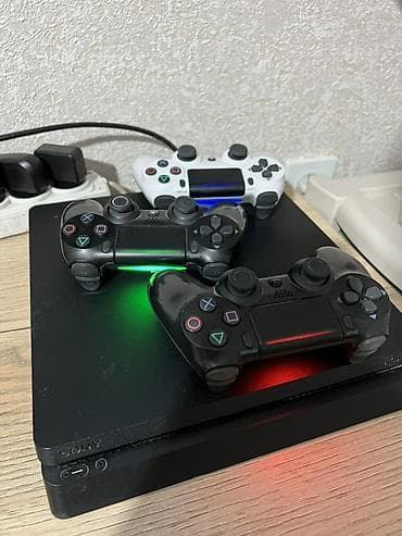 PlayStation 4 Slim (чёрная) — игровая консоль с комплектом аксессуаров