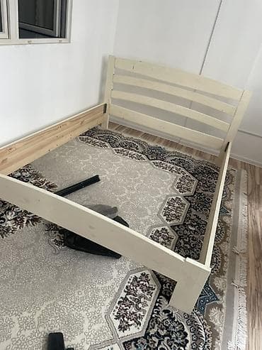 кровать полуторки: Деревянная кровать с высоким изголовьем, разборная. Особенности: - — 1