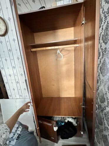 старинный шкаф для одежды: Шкаф из натурального дерева с классическим дизайном и красивой — 8