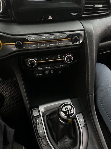 9: Hyundai Veloster: 2018 г., 1.6 л, Механика, Бензин, Лифтбек — 8