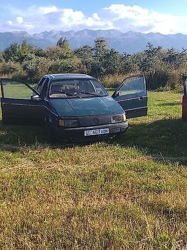 mazda 1: Volkswagen Passat: 1990 г., Механика, Бензин, Лифтбек — 3