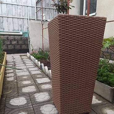 искуственный ротанг: Высокий уличный кашпо-постамент из искусственного ротанга. - — 2