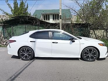 prius v: Toyota Camry: 2018 г., Гибрид, Седан — 4