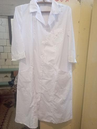 одежди: Белые медицинские халаты - Классический крой до колена, застёжка на — 2