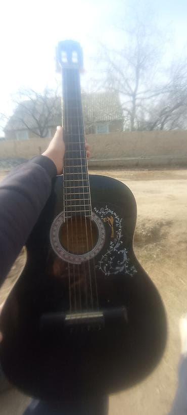 Музыкальные инструменты: Акустическая гитара 4/4, черная, с декоративной росписью - — 1