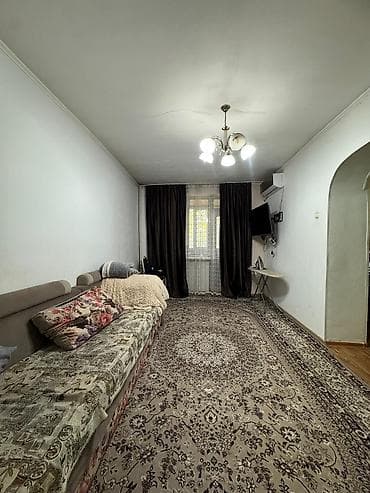 Текчелер, стеллаждар, секичелүү койгучтар: Бурчу бар диван, Жастыктар менен — 10