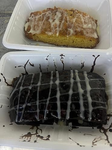 Домашняя выпечка в порционных лотках: - Кекс с миндалём и ванильной