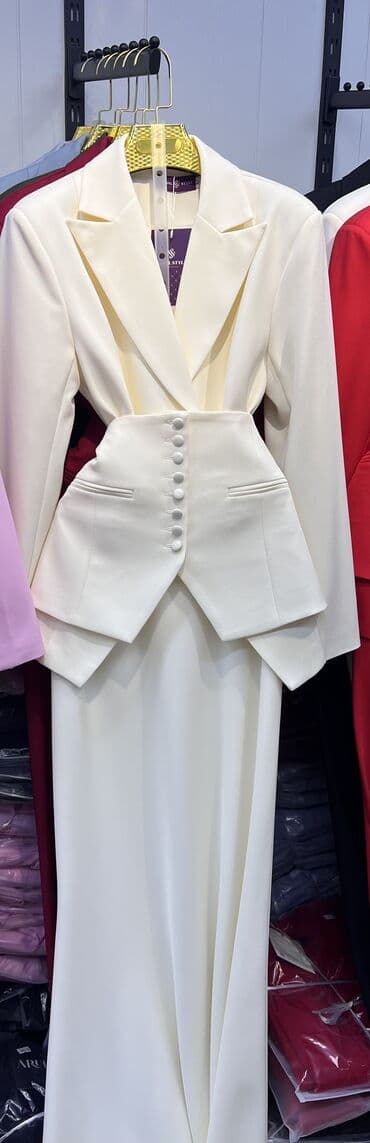 срочно продаю в связи с переездом: Женский костюм-двойка с акцентной талией и длинной юбкой-колонной. - — 1