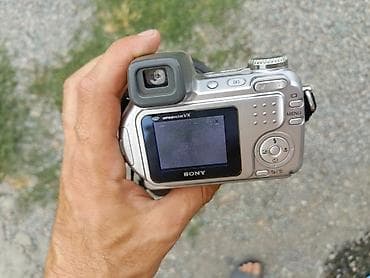 Цифровой фотоаппарат Sony (серия Cyber-shot, с видоискателем и экраном — 1