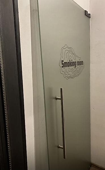 куплю стеклянные: Стеклянная дверь для помещения «Smoking room». - Полотно из матового — 1