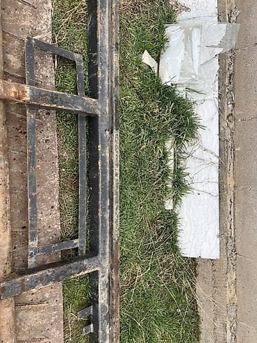 сумка на колесиках: Металлический держатель/рамка для крепления запасного колеса и канистр — 3