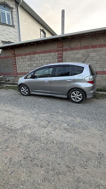 honda stepwgn рассрочка: Компактный пятидверный хэтчбек серебристого цвета. Практичный — 1