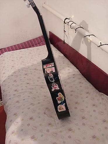 пианино детская: Акустическая гитара классической формы, выполненная в черном цвете — 5