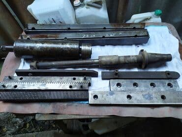 колун для дров: Универсальный топор с изогнутой деревянной рукоятью и широким лезвием — 4