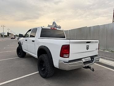 додж рем: RAM 1500 4x4, белый пикап Crew Cab Ключевые особенности: - Полный — 3