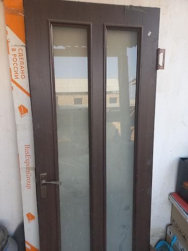 Межкомнатная дверь с остеклением - Материал: полотна из темного